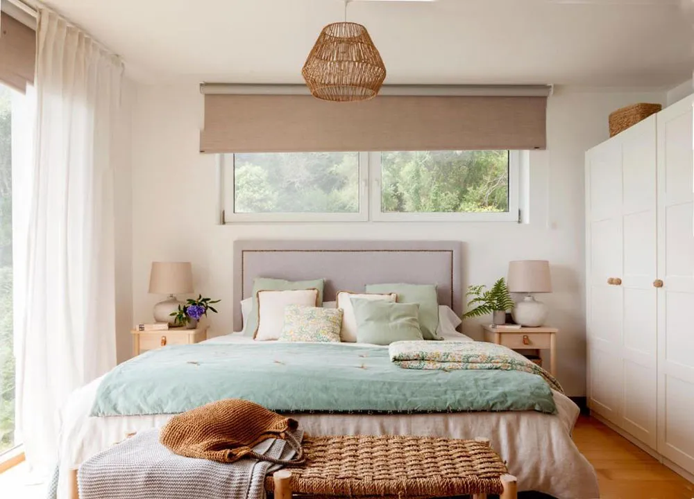 स्पेन में, समुद्र के किनारे एक पहाड़ी पर सफ़ेद भीतरी दीवारें। - Gallery image 10