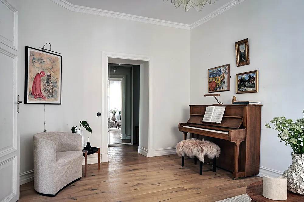 Белый интерьер шведской квартиры с душевным декором и растениями - Gallery image 20