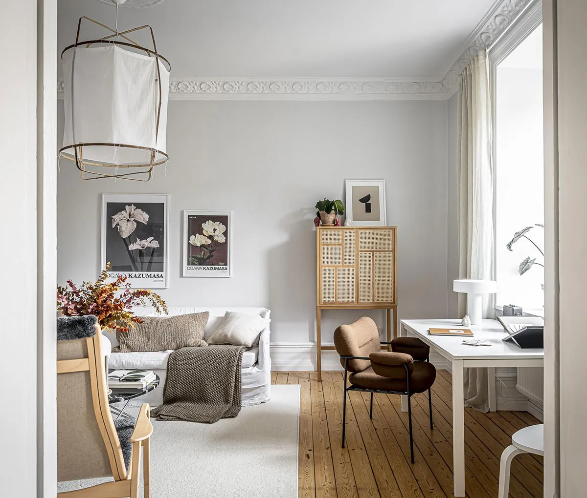 Intérieur scandinave agréable avec salle à manger traversante et notes automnales légères (94 m²) - Gallery image 0