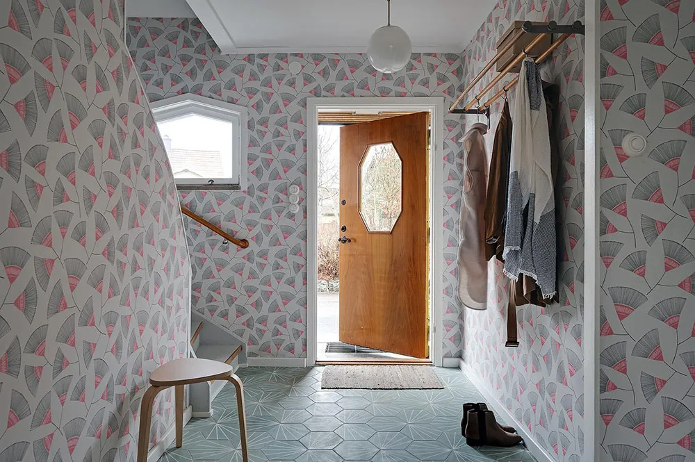 Ретро-обої та дерев'яна стіна в гостиній: незвичайна дача в Швеції - Gallery image 23