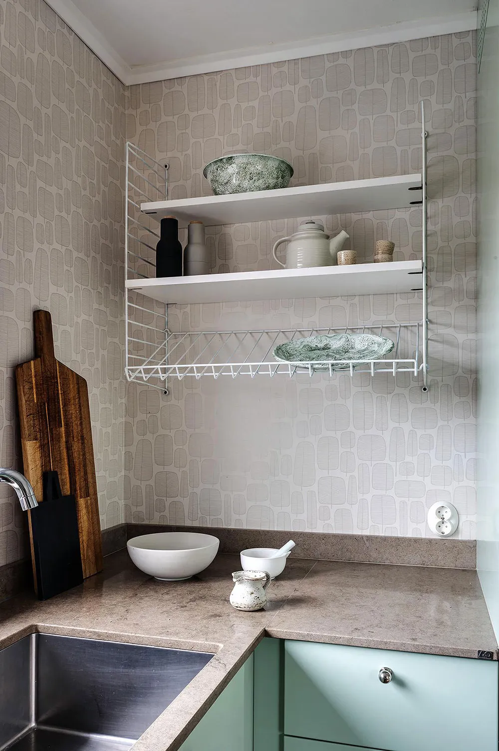 Ретро-обої та дерев'яна стіна в гостиній: незвичайна дача в Швеції - Gallery image 13