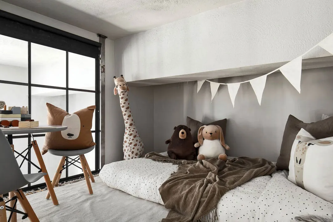 Zwei Dachbodenräume und metallische Elemente: Industrielle Einrichtung in Schweden (68 qm) - Gallery image 14