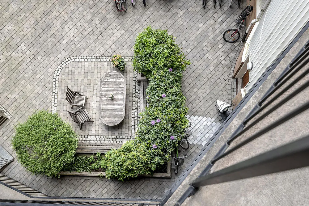 Interior blanco con acentos cálidos en el diseño (66 m²) - Gallery image 28