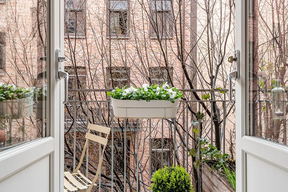 Intérieur scandinave cosy avec tapis mur - Gallery image 18