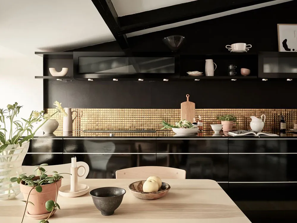 Bright attic with beams and open layout (70 sq. m) - Gallery image 9