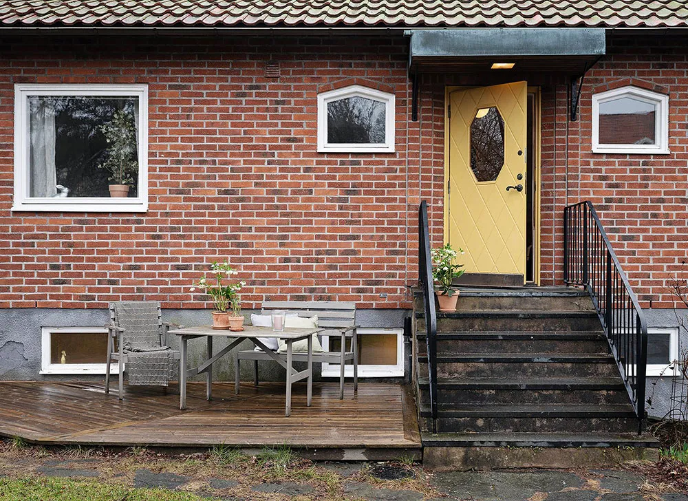 Ретро-обої та дерев'яна стіна в гостиній: незвичайна дача в Швеції - Gallery image 31