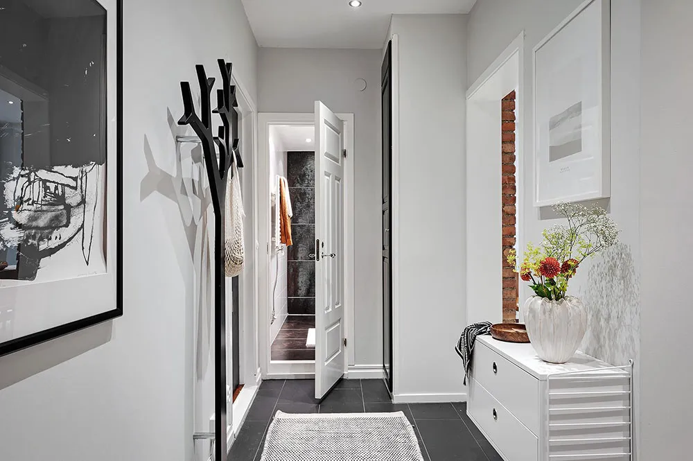 Interior blanco con acentos cálidos en el diseño (66 m²) - Gallery image 25