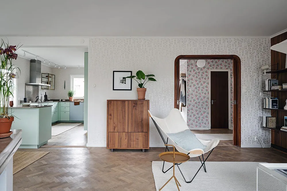 Ретро-обої та дерев'яна стіна в гостиній: незвичайна дача в Швеції - Gallery image 14