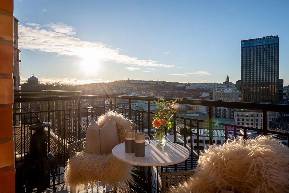Ruhiger skandinavischer Interior mit Blick auf den Hafen - Gallery image 13