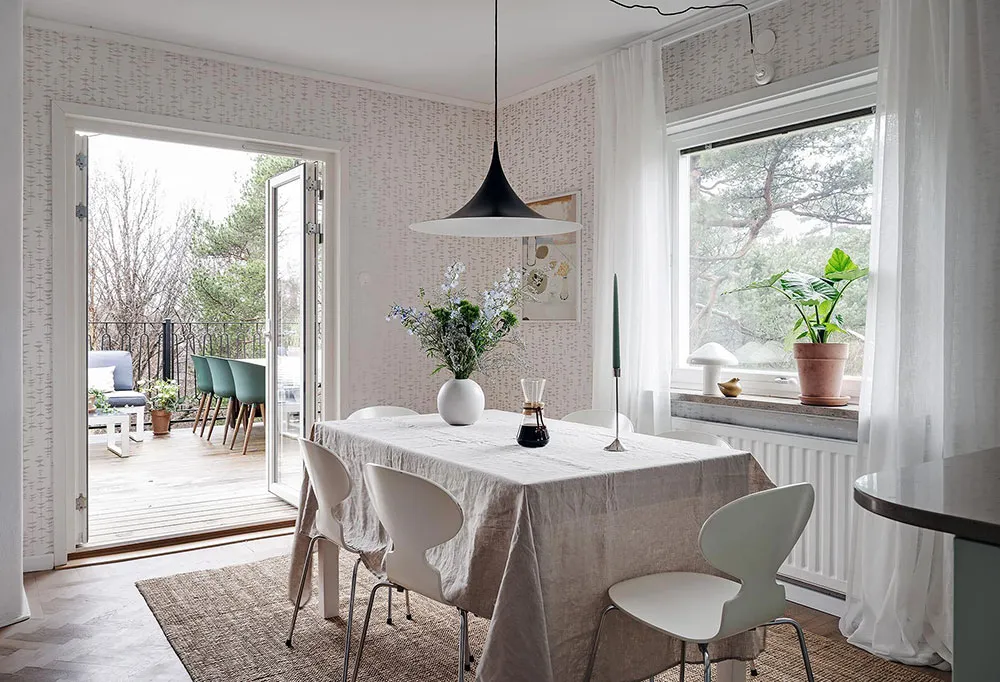 Ретро-обої та дерев'яна стіна в гостиній: незвичайна дача в Швеції - Gallery image 7