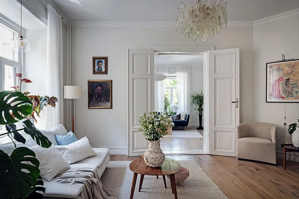 Белый интерьер шведской квартиры с душевным декором и растениями - Gallery image 7