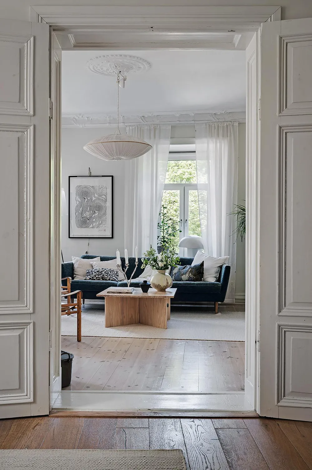 Белый интерьер шведской квартиры с душевным декором и растениями - Gallery image 1