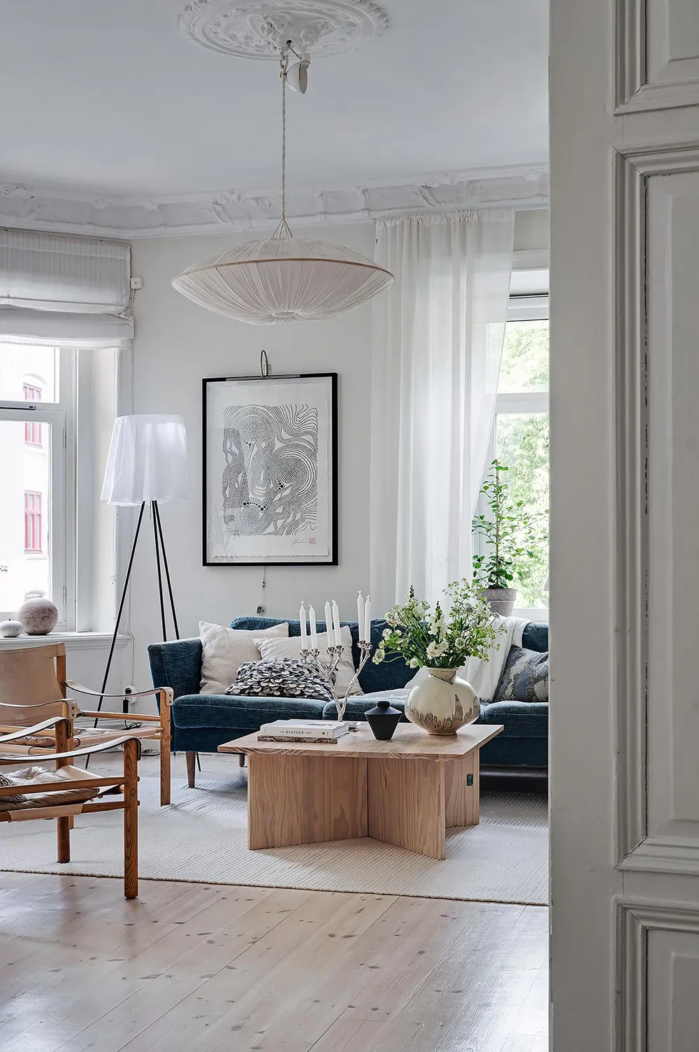 Белый интерьер шведской квартиры с душевным декором и растениями - Gallery image 5