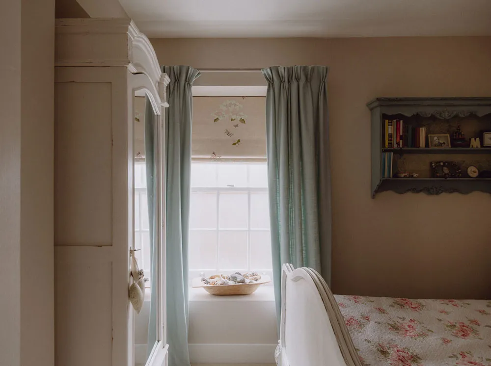 बहुत ऊंची छतें एवं खुला स्थान: इंग्लैंड में पुराने चर्च को आधार बनाकर बनाया गया स्टाइलिश घर - Gallery image 26