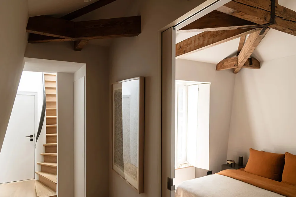 Очарование старинной мансарди та стильний дизайн: квартира з видом на канал у Амстердамі - Gallery image 15