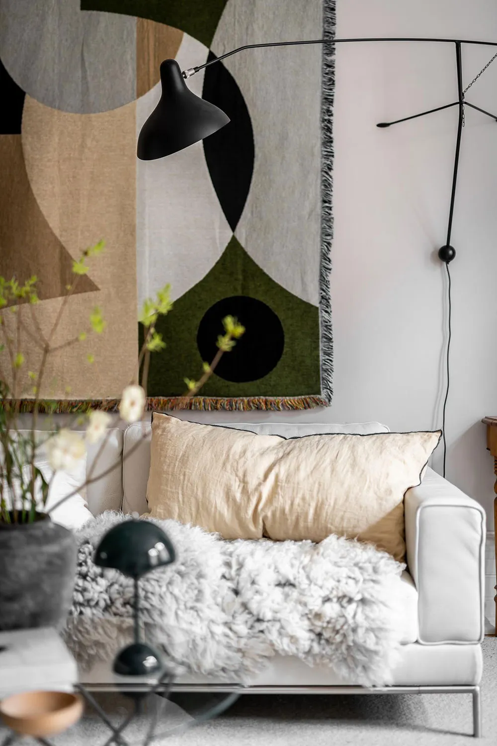 Intérieur scandinave cosy avec tapis mur - Gallery image 1