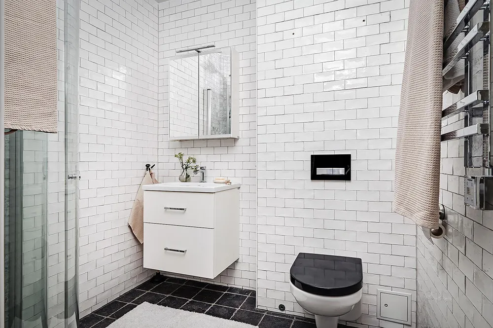 Белый интерьер шведской квартиры с душевным декором и растениями - Gallery image 25