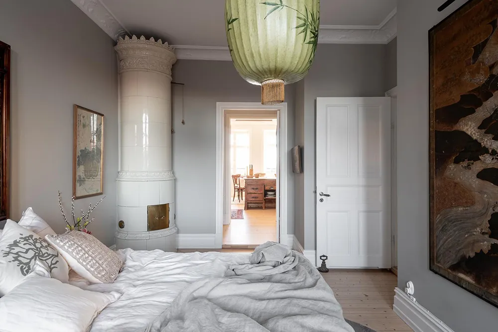 Ruhiger skandinavischer Interior mit Blick auf den Hafen - Gallery image 24