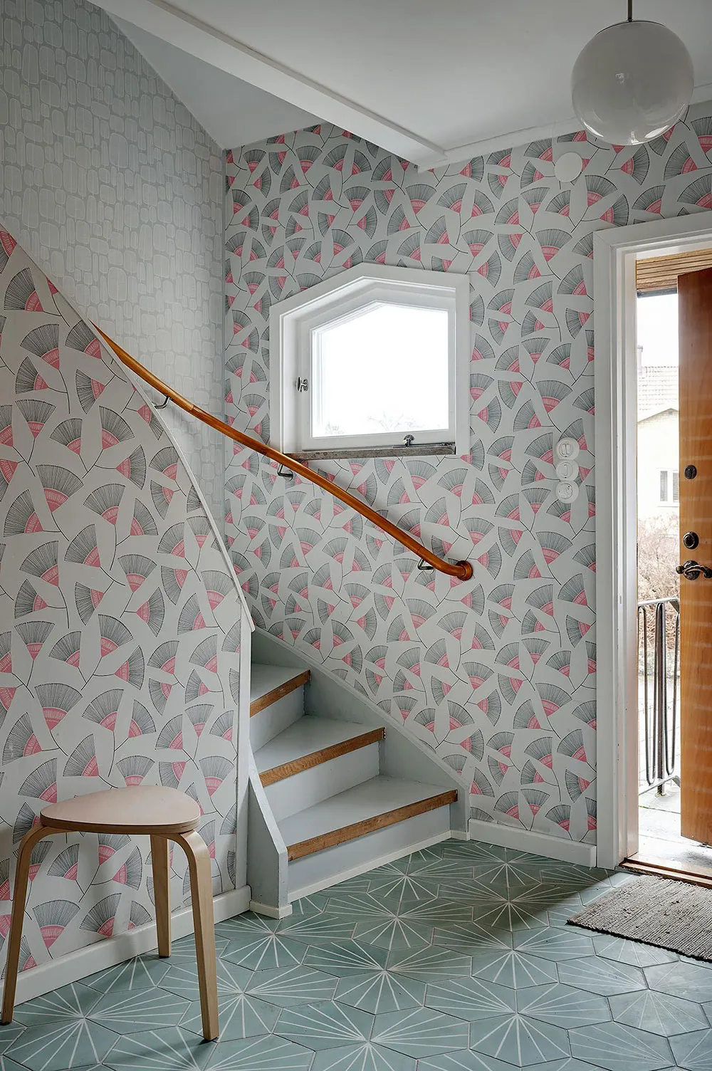 Ретро-обої та дерев'яна стіна в гостиній: незвичайна дача в Швеції - Gallery image 22