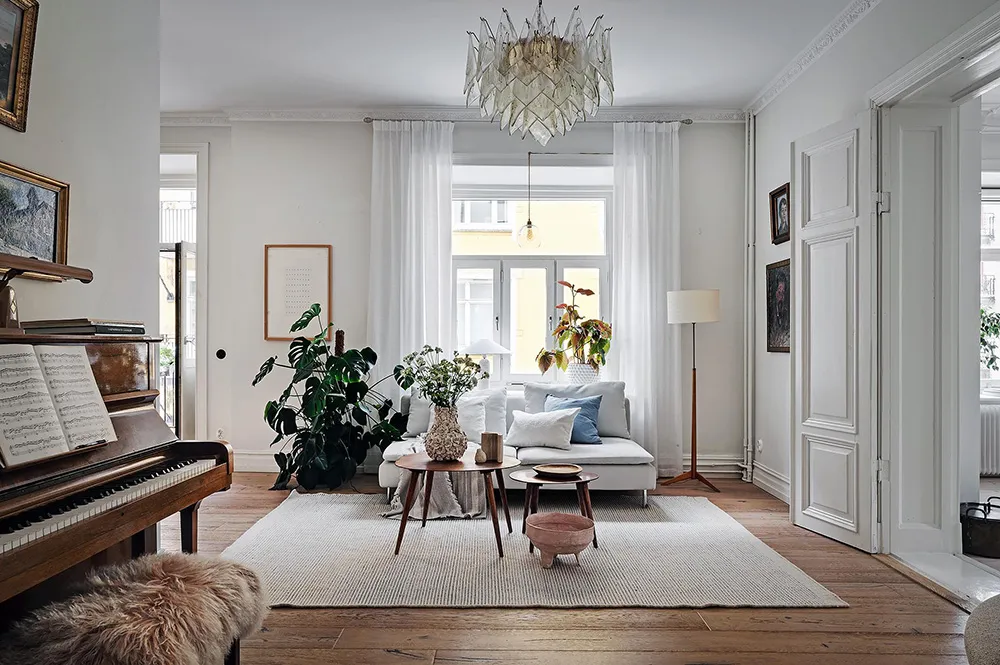 Белый интерьер шведской квартиры с душевным декором и растениями - Gallery image 8