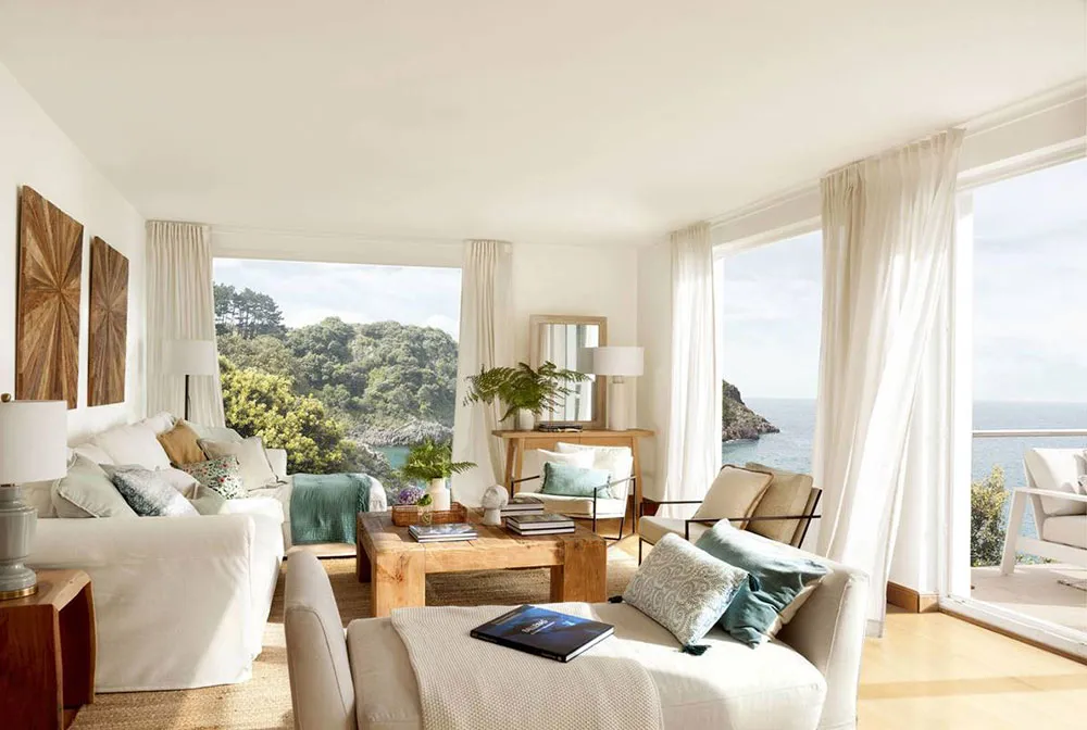 स्पेन में, समुद्र के किनारे एक पहाड़ी पर सफ़ेद भीतरी दीवारें। - Gallery image 6