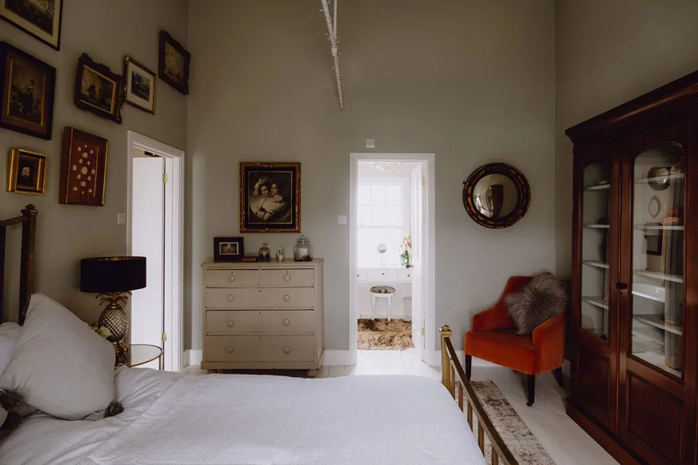 बहुत ऊंची छतें एवं खुला स्थान: इंग्लैंड में पुराने चर्च को आधार बनाकर बनाया गया स्टाइलिश घर - Gallery image 15