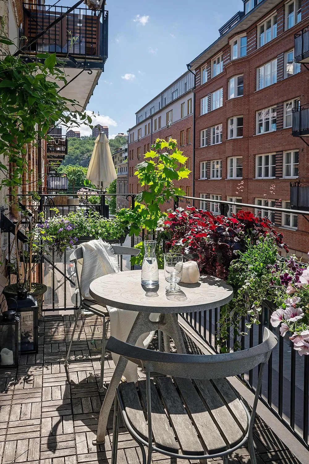 Белый интерьер шведской квартиры с душевным декором и растениями - Gallery image 16