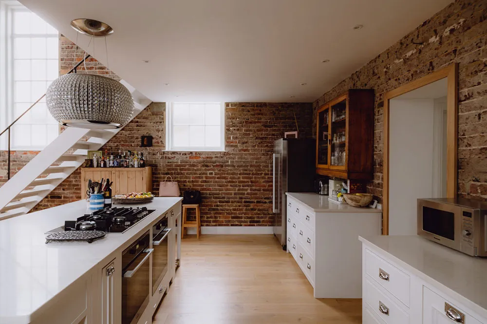 बहुत ऊंची छतें एवं खुला स्थान: इंग्लैंड में पुराने चर्च को आधार बनाकर बनाया गया स्टाइलिश घर - Gallery image 9