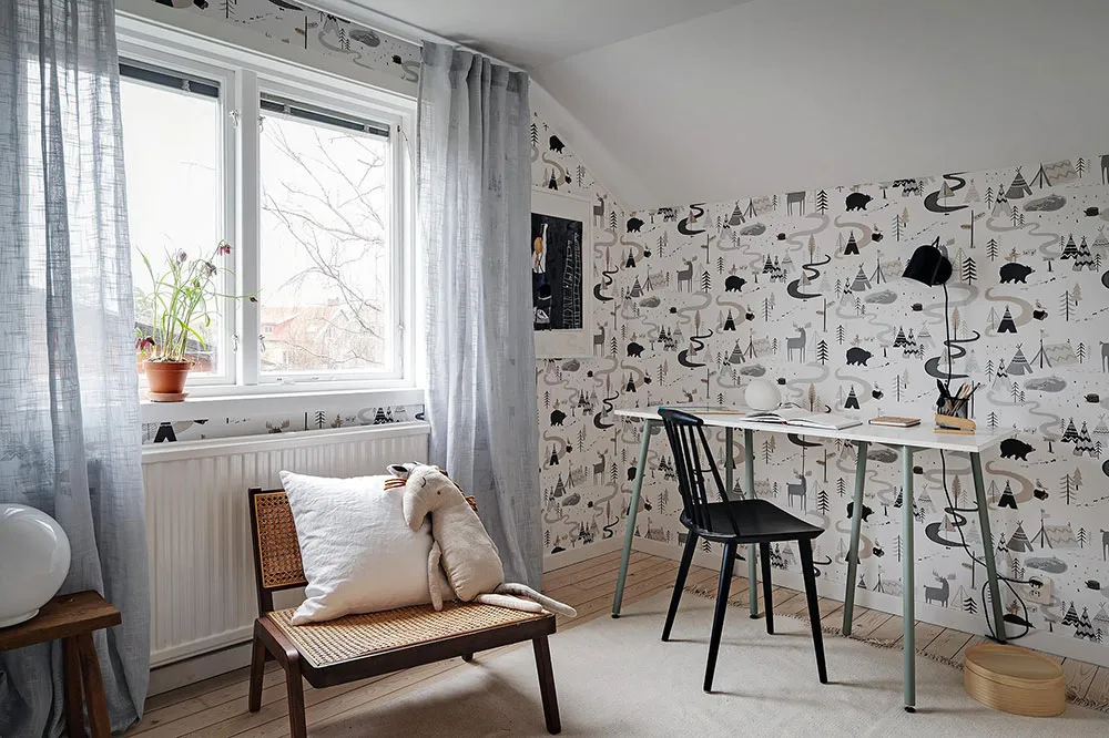 Ретро-обої та дерев'яна стіна в гостиній: незвичайна дача в Швеції - Gallery image 26