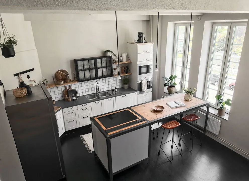 Zwei Dachbodenräume und metallische Elemente: Industrielle Einrichtung in Schweden (68 qm) - Gallery image 2