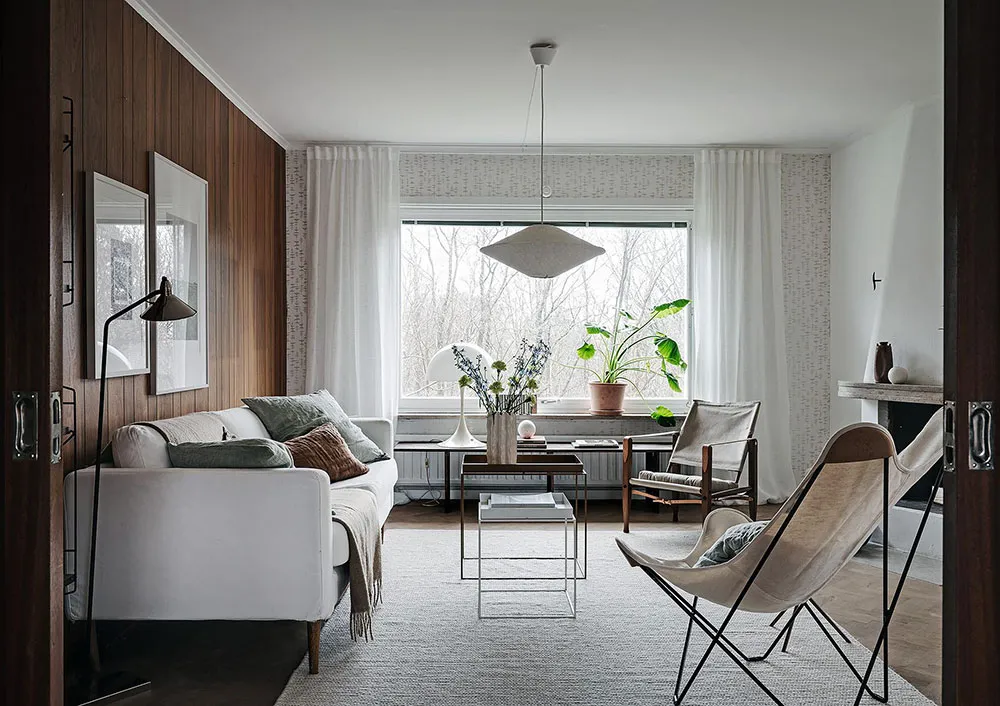 Ретро-обої та дерев'яна стіна в гостиній: незвичайна дача в Швеції - Gallery image 2