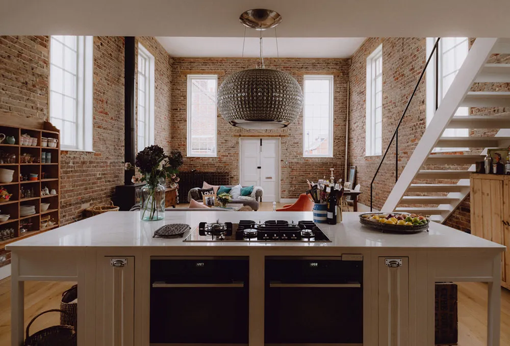 बहुत ऊंची छतें एवं खुला स्थान: इंग्लैंड में पुराने चर्च को आधार बनाकर बनाया गया स्टाइलिश घर - Gallery image 7