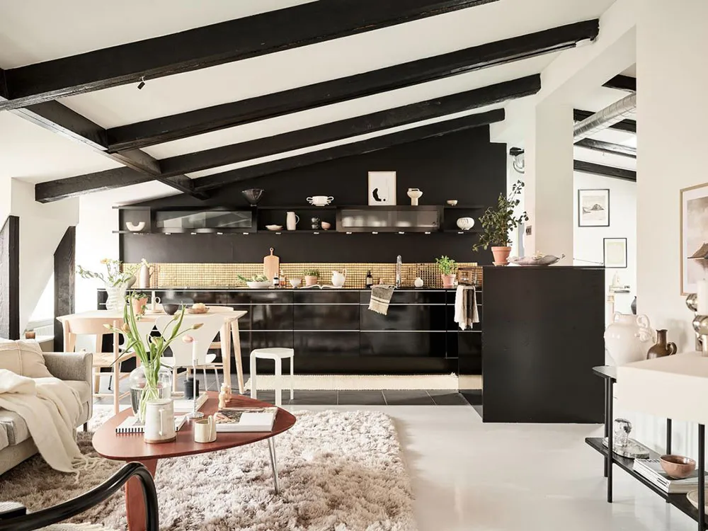 Bright attic with beams and open layout (70 sq. m) - Gallery image 8