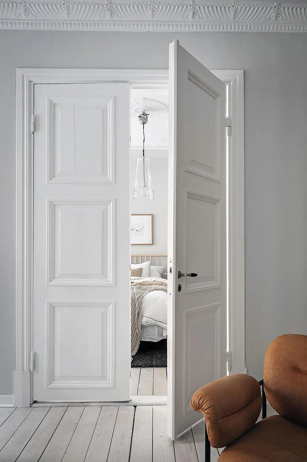 Interior blanco con acentos cálidos en el diseño (66 m²) - Gallery image 10