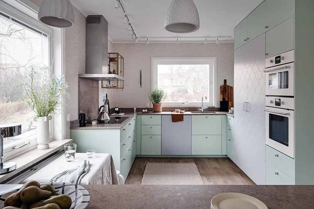 Ретро-обої та дерев'яна стіна в гостиній: незвичайна дача в Швеції - Gallery image 10