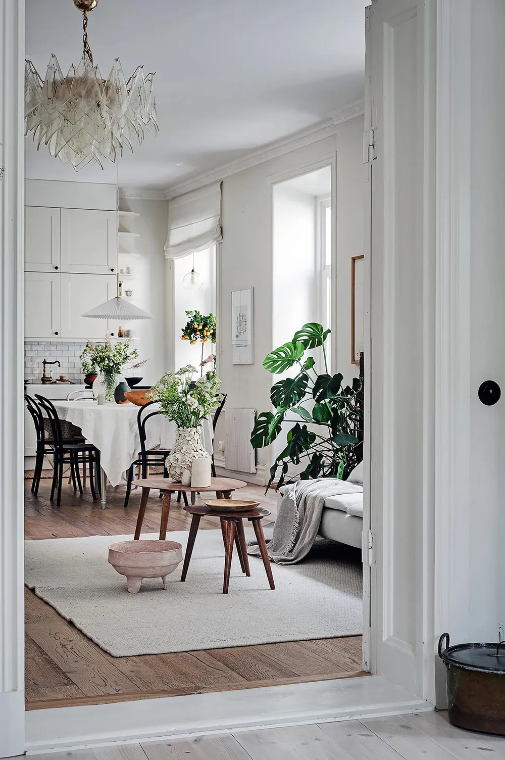 Белый интерьер шведской квартиры с душевным декором и растениями - Gallery image 6