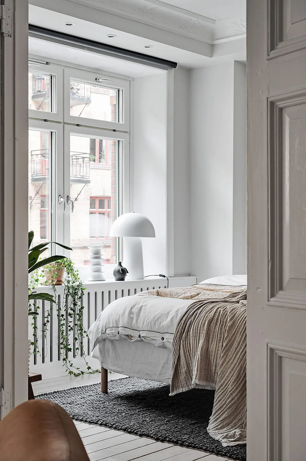 Interior blanco con acentos cálidos en el diseño (66 m²) - Gallery image 6