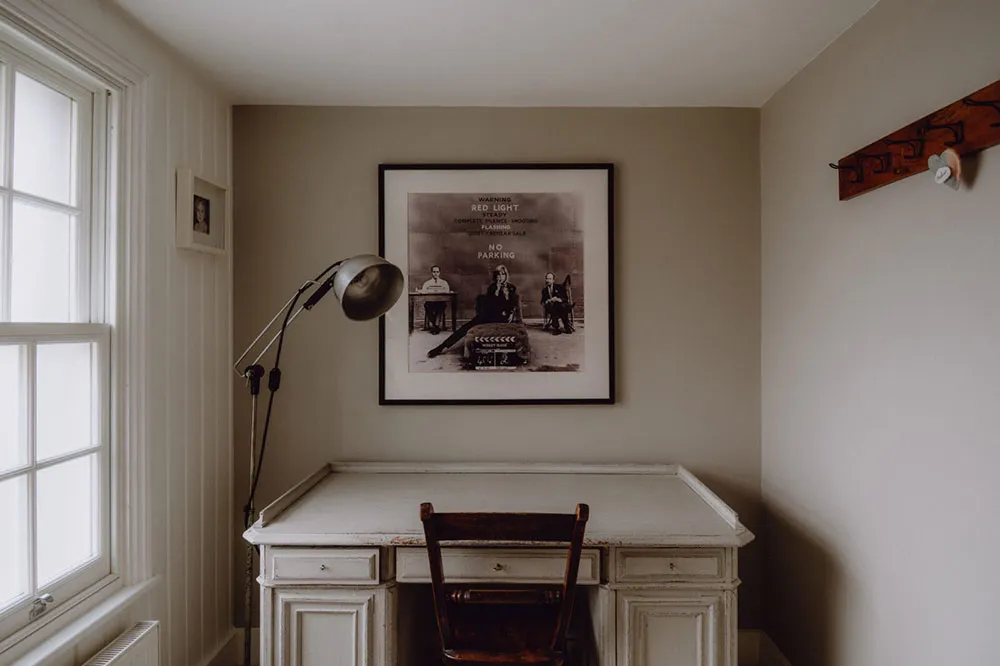 बहुत ऊंची छतें एवं खुला स्थान: इंग्लैंड में पुराने चर्च को आधार बनाकर बनाया गया स्टाइलिश घर - Gallery image 19