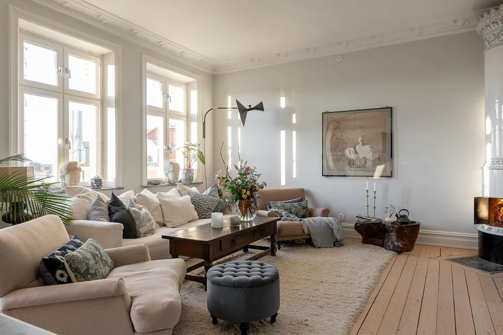 Ruhiger skandinavischer Interior mit Blick auf den Hafen - Gallery image 9