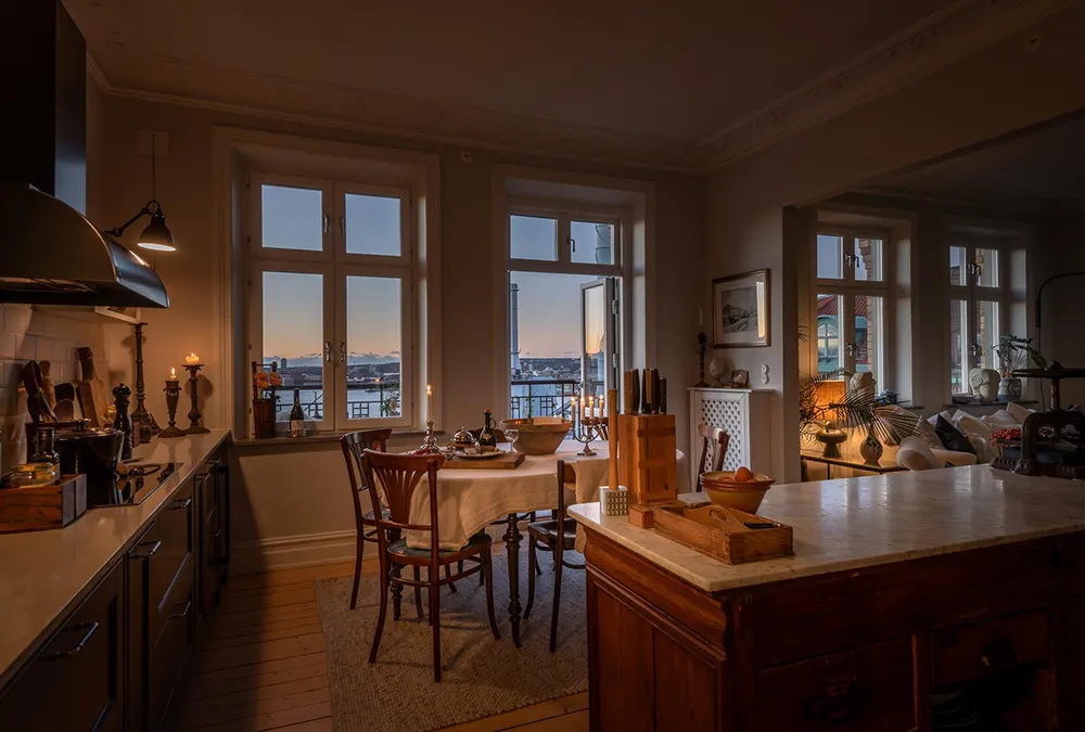 Ruhiger skandinavischer Interior mit Blick auf den Hafen - Gallery image 17