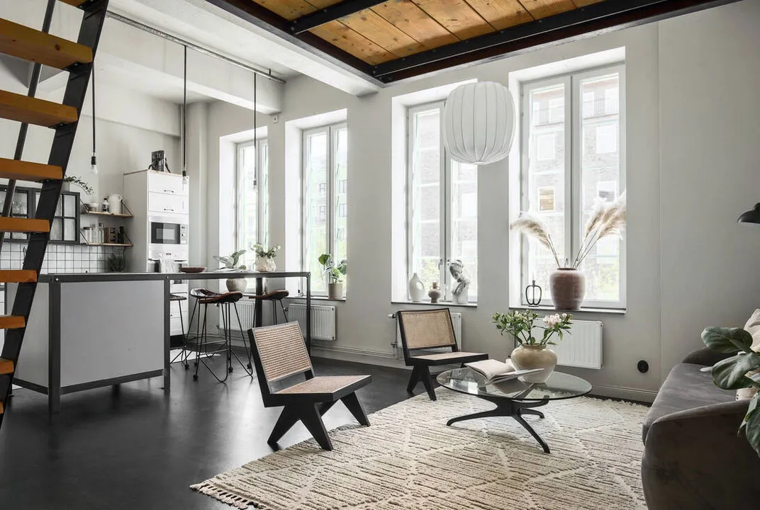 Zwei Dachbodenräume und metallische Elemente: Industrielle Einrichtung in Schweden (68 qm) - Gallery image 1