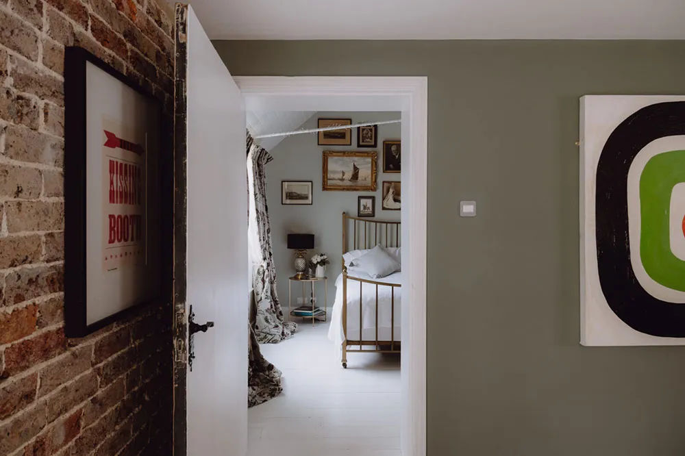 बहुत ऊंची छतें एवं खुला स्थान: इंग्लैंड में पुराने चर्च को आधार बनाकर बनाया गया स्टाइलिश घर - Gallery image 12