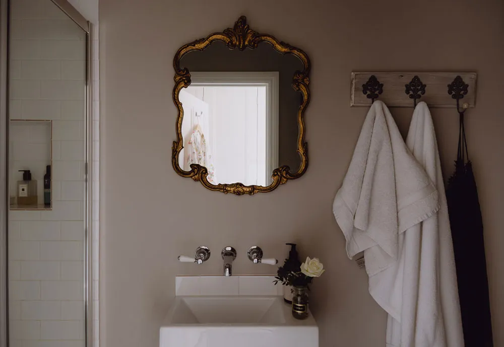 बहुत ऊंची छतें एवं खुला स्थान: इंग्लैंड में पुराने चर्च को आधार बनाकर बनाया गया स्टाइलिश घर - Gallery image 27