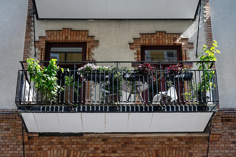 Белый интерьер шведской квартиры с душевным декором и растениями - Gallery image 17