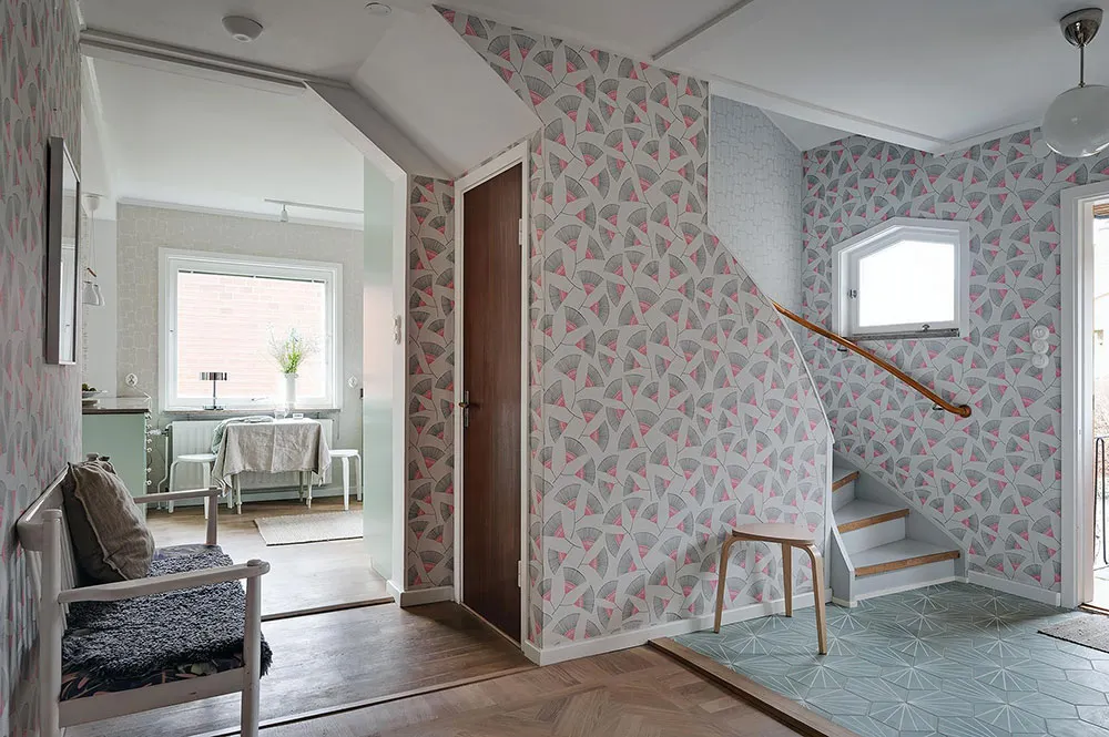 Ретро-обої та дерев'яна стіна в гостиній: незвичайна дача в Швеції - Gallery image 21