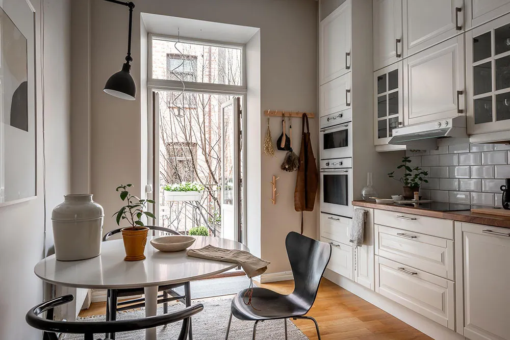 Intérieur scandinave cosy avec tapis mur - Gallery image 17