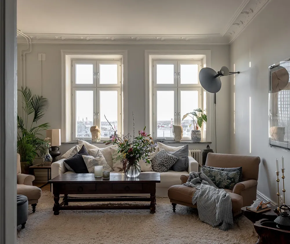 Ruhiger skandinavischer Interior mit Blick auf den Hafen - Gallery image 1