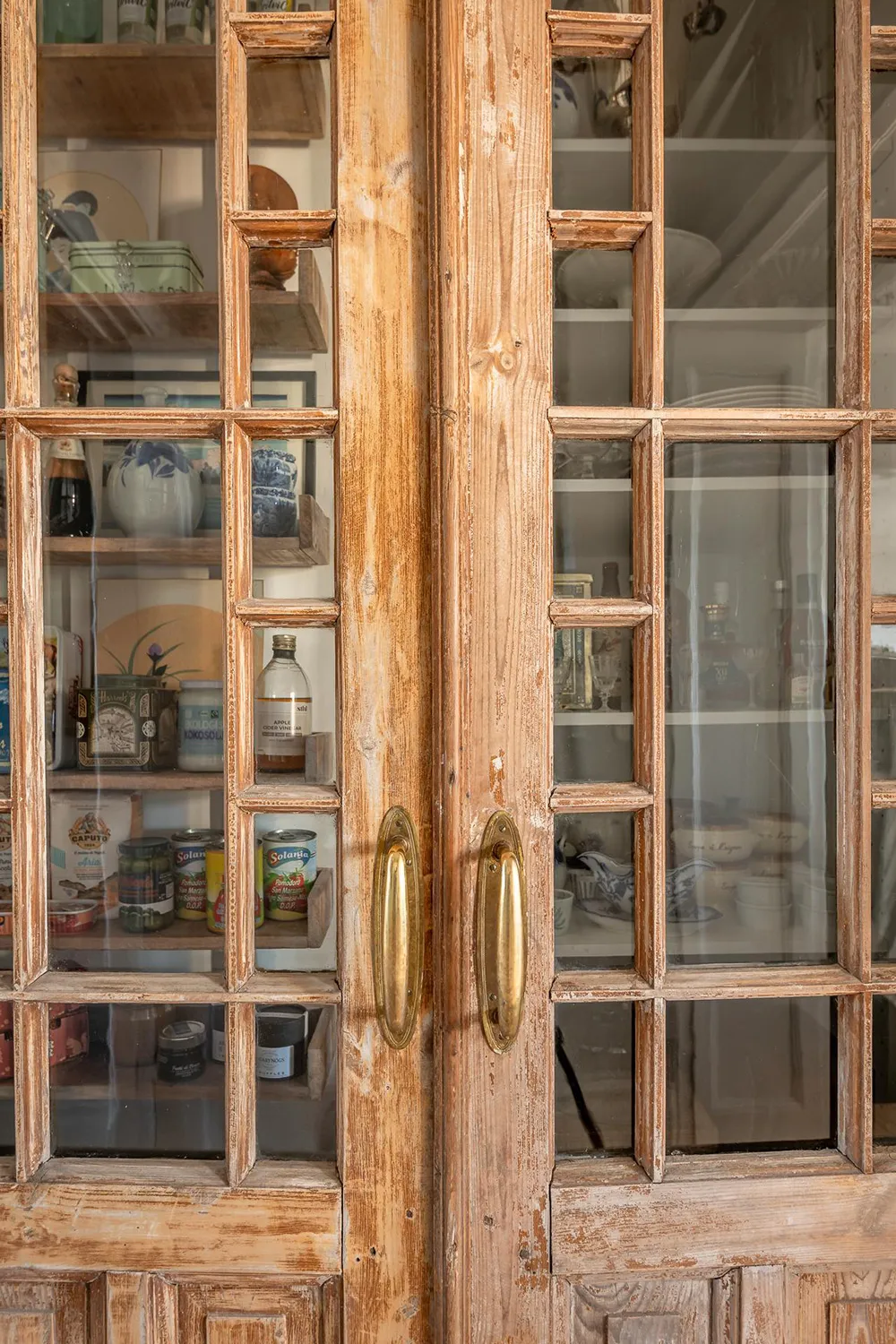 Ruhiger skandinavischer Interior mit Blick auf den Hafen - Gallery image 20