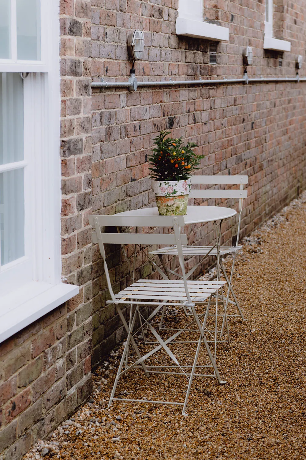 बहुत ऊंची छतें एवं खुला स्थान: इंग्लैंड में पुराने चर्च को आधार बनाकर बनाया गया स्टाइलिश घर - Gallery image 28