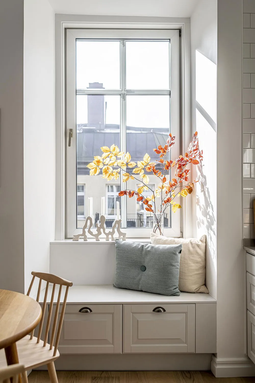 Intérieur scandinave agréable avec salle à manger traversante et notes automnales légères (94 m²) - Gallery image 27